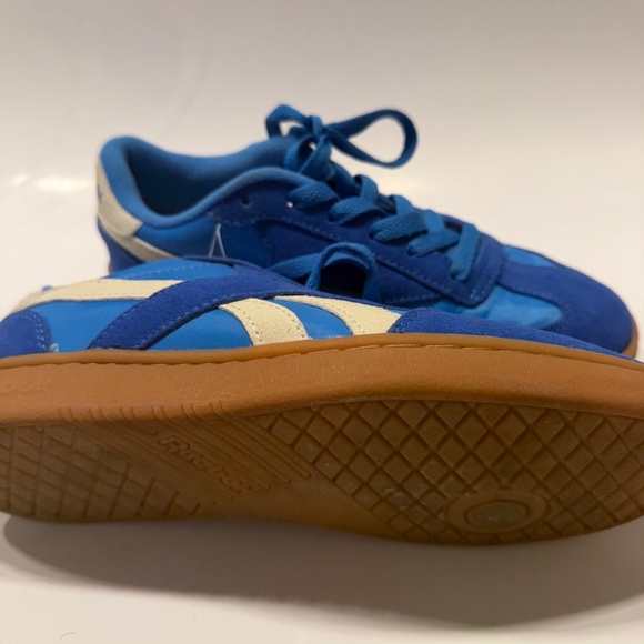 Reebok size 8 - Picture 2 of 3